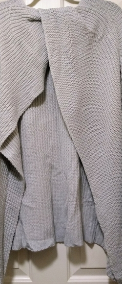 ✨ HOST PICK ✨ Open-Back, Twist Sweater - Picture 4 of 16